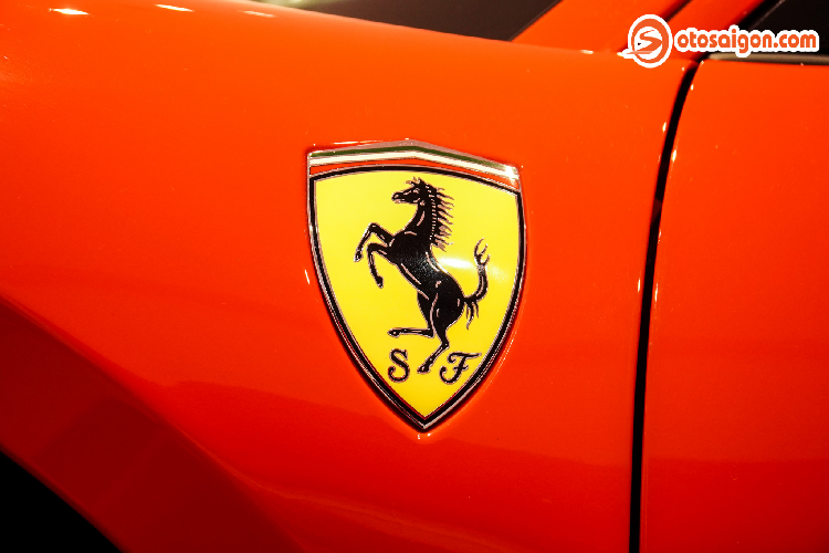 Với nhiều người theo chủ nghĩa thuần tuý, xe Ferrari phải luôn là màu đỏ - màu đặc trưng của thương hiệu, nhưng điều này không có nghĩa là xe Ferrari màu vàng không đẹp. Thật may mắn, chiếc siêu xe Ferrari F8 Tributo được trưng bày tại trung tâm Dịch vụ Bảo dưỡng Ferrari đầu tiên tại Việt Nam mang màu đỏ.