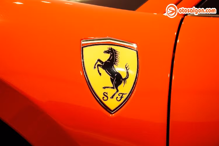 Với nhiều người theo chủ nghĩa thuần tuý, xe Ferrari phải luôn là màu đỏ - màu đặc trưng của thương hiệu, nhưng điều này không có nghĩa là xe Ferrari màu vàng không đẹp. Thật may mắn, chiếc siêu xe Ferrari F8 Tributo được trưng bày tại trung tâm Dịch vụ Bảo dưỡng Ferrari đầu tiên tại Việt Nam mang màu đỏ.