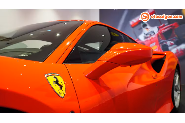 Ferrari F8 Tributo được chắp bút thiết kế bởi Trung tâm thiết kế - Ferrari Styling Centre, tổng thể siêu xe hướng tới một ngôn ngữ thiết kế mới nhấn mạnh vào hiệu suất cao và hiệu quả khí động học tối ưu.