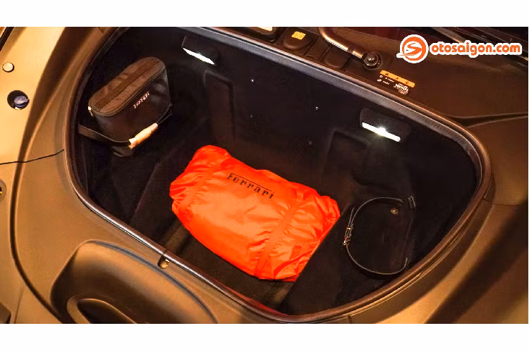 So với 488 GTB, toàn bộ cabin bao gồm vô lăng, bảng điều khiển trung tâm, táp-pi cửa, các khe gió điều hoà,... trên F8 Tributo đã được thiết kế lại hoàn toàn, nhưng vẫn duy trì kiểu dáng buồng lái cổ điển đặc trưng của thương hiệu. Đáng chú ý rằng Ferrari trang bị một màn hình 7 inch mới.