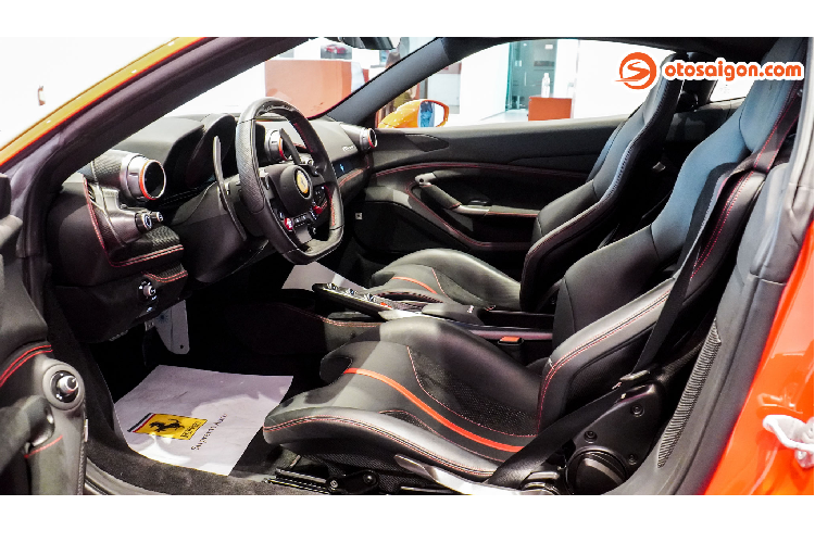 Ferrari F8 Tributo có trọng lượng khô nhẹ hơn 40 kg so với 488 GTB. Với cân nặng 1.330 kg, F8 Tributo nhẹ hơn 55 kg so với 488 Pista (1.385 kg). So với Ferrari 488 Pista, F8 Tributo sở hữu chiều dài 4.611 mm, rộng 1.979 mm và cao 1.206 mm, nó dài hơn một chút (+43 mm), rộng (+27 mm) và thấp hơn (-7 mm) so với 488 GTB.