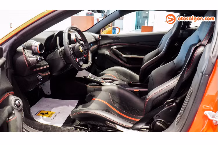 Ferrari F8 Tributo có trọng lượng khô nhẹ hơn 40 kg so với 488 GTB. Với cân nặng 1.330 kg, F8 Tributo nhẹ hơn 55 kg so với 488 Pista (1.385 kg). So với Ferrari 488 Pista, F8 Tributo sở hữu chiều dài 4.611 mm, rộng 1.979 mm và cao 1.206 mm, nó dài hơn một chút (+43 mm), rộng (+27 mm) và thấp hơn (-7 mm) so với 488 GTB.