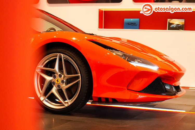 Mặc dù nhìn sơ qua Ferrari F8 Tributo nhìn có vẻ “na ná” 488 GTB, nhưng F8 Tributo sở hữu một thiết kế mới toàn diện. Phần đầu Ferrari F8 Tributo nổi bật với đèn pha LED nằm ngang, bộ khuếch tán khí động học phía trước được chia làm ba với hốc gió lớn góc cạnh mà Ferrari gọi là “S-Duct” nay đã tăng 15% so với 488 GTB.