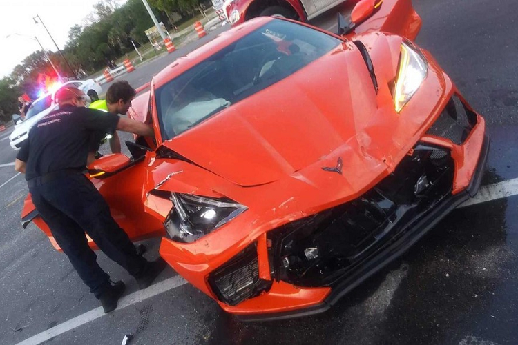 Theo lời kể của các nhân chứng, chiếc Accent được điều khiển bởi một nam tài xế trong tình trạng say xỉn, đang di chuyển cùng làn đường thì bất ngờ vọt lên “tạt đầu” chiếc siêu xe Corvette C8 khiến cho cả hai đều không kịp xử lý. Hiện tài xế chiếc Accent đang bị tạm giam tại sở cảnh sát.