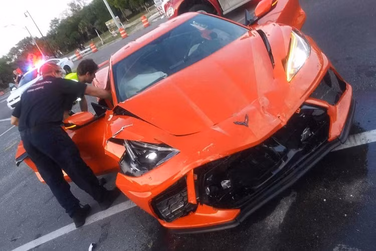 Theo lời kể của các nhân chứng, chiếc Accent được điều khiển bởi một nam tài xế trong tình trạng say xỉn, đang di chuyển cùng làn đường thì bất ngờ vọt lên “tạt đầu” chiếc siêu xe Corvette C8 khiến cho cả hai đều không kịp xử lý. Hiện tài xế chiếc Accent đang bị tạm giam tại sở cảnh sát.