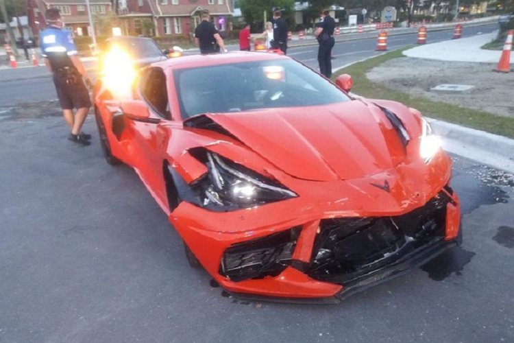 Thiệt hại về vật chất là vô cùng lớn. Phần đầu của chiếc Corvette C8 bị hư hỏng nặng, đèn pha bên phụ và lưới tản nhiệt bị vỡ nát. Còn chiếc Hyundai Accent thì bị nát hết phần thân bên ghế phụ.