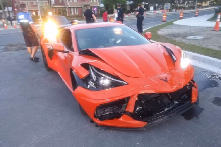 Thiệt hại về vật chất là vô cùng lớn. Phần đầu của chiếc Corvette C8 bị hư hỏng nặng, đèn pha bên phụ và lưới tản nhiệt bị vỡ nát. Còn chiếc Hyundai Accent thì bị nát hết phần thân bên ghế phụ.