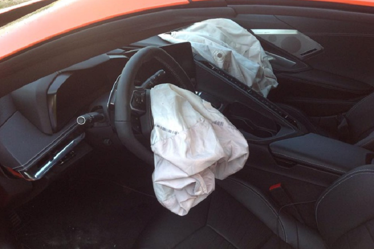 Theo Carscoops, đây là vụ tai nạn Chevrolet Corvette C8 2020 bản thương mại đầu tiên trên thế giới được ghi nhận kể từ khi mẫu xe này bắt đầu được giao tới khách hàng vào cuối tháng 2/2020 vừa qua.