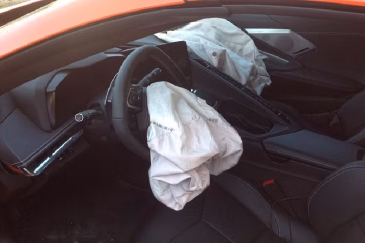 Theo Carscoops, đây là vụ tai nạn Chevrolet Corvette C8 2020 bản thương mại đầu tiên trên thế giới được ghi nhận kể từ khi mẫu xe này bắt đầu được giao tới khách hàng vào cuối tháng 2/2020 vừa qua.