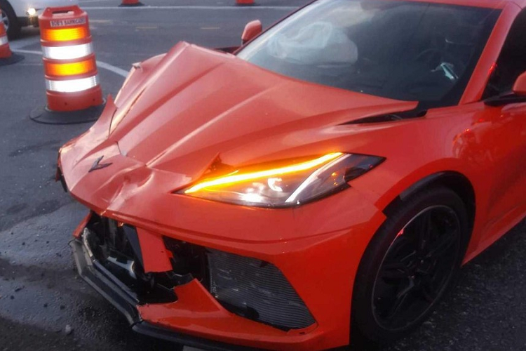 Tai nạn hy hữu xảy ra tại Sarasota (bang Florida, Mỹ) vào ngày 2/4. Theo chia sẻ của chủ xe, chiếc Chevrolet Corvette C8 2020 mà anh mới mua được một ngày đã va chạm với chiếc Hyundai Accent trên đường 41 gần trung tâm thành phố.