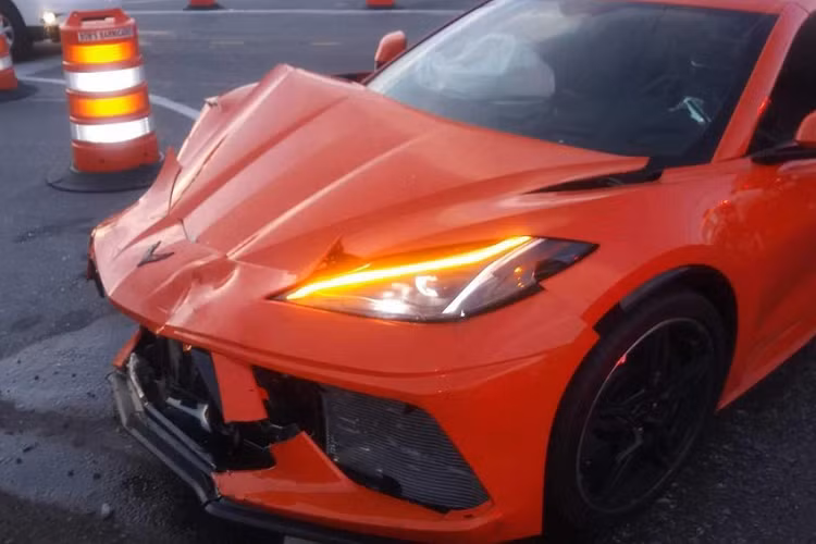 Tai nạn hy hữu xảy ra tại Sarasota (bang Florida, Mỹ) vào ngày 2/4. Theo chia sẻ của chủ xe, chiếc Chevrolet Corvette C8 2020 mà anh mới mua được một ngày đã va chạm với chiếc Hyundai Accent trên đường 41 gần trung tâm thành phố.