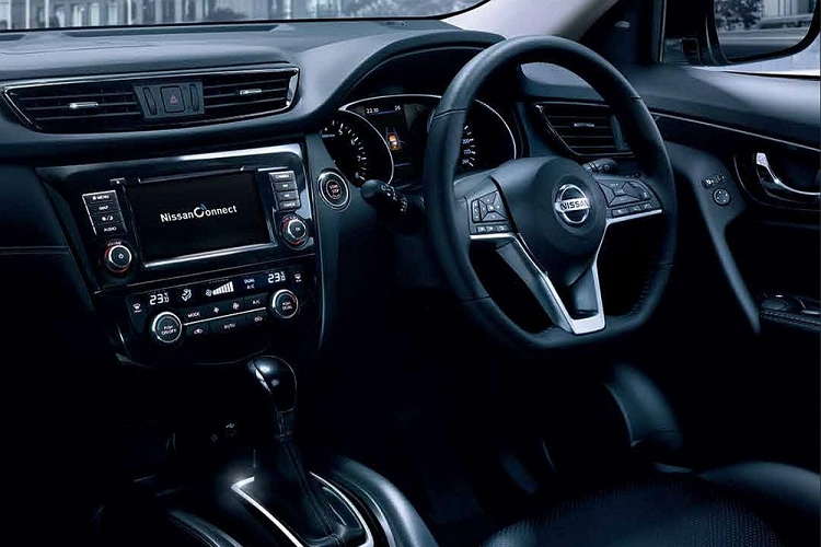 Tại Việt Nam, người tiêu dùng trong nước hiện đang ngóng chờ phiên bản mới của Nissan X-Trail vốn đã ra mắt thị trường Thái Lan từ hồi tháng 2 năm ngoái. Ở phiên bản nâng cấp, Nissan X-Trail đi kèm đầu xe mới với lưới tản nhiệt V-Motion và cản trước cải tiến. Thêm vào đó là cụm đèn pha mới với dải đèn LED định vị ban ngày.
