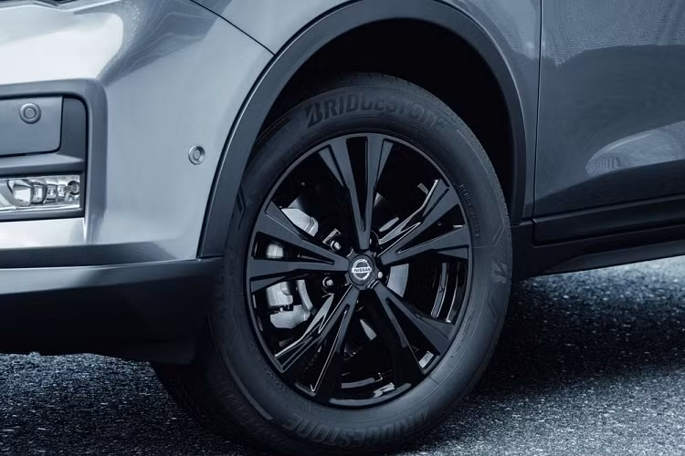 Đằng sau, Nissan X-Trail 2020 có cản va mới và cụm đèn hậu LED với họa tiết hình boomerang. Nẹp cửa mạ crôm và bộ vành hợp kim nhôm 19 inch phối 2 tông màu là những điểm mới còn lại của Nissan X-Trail nâng cấp.