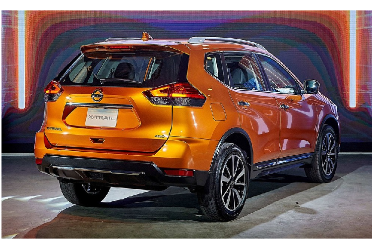 Bên trong, Nissan X-Trail 2020 tại thị trường Thái Lan có vô lăng hình chữ D mới, tích hợp nút điều khiển 4 hướng, ghế bọc da và điều hòa tự động 2 vùng. Những trang bị mới khác của mẫu crossover 5+2 bao gồm cửa cốp chỉnh điện có thể mở bằng cách đá chân bên dưới cản sau và hệ thống thông tin giải trí A-IVI với màn hình cảm ứng 7 inch.