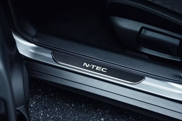 Hiện giá xe Nissan X-Trail N-Tec 2020 tại thị trường Anh vẫn chưa được công bố. Chỉ biết rằng, cả phiên bản 5 chỗ và 7 chỗ của Nissan X-Trail N-Tec 2020 đều sẽ được tung ra thị trường vào cuối tháng này.