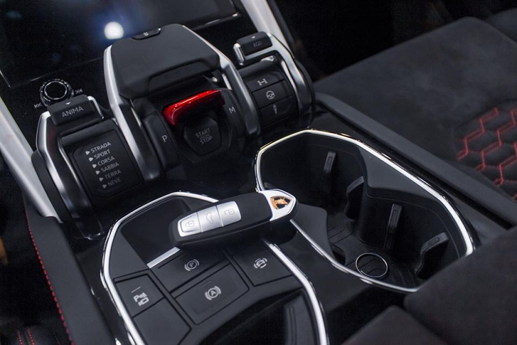 Cận cảnh bảng điều khiển Lamborghini Urus của Dương Kon. Ở bảng điều khiển trung tâm, Lamborghini Urus được trang bị 2 màn hình giải trí và kết nối hệ thống thông tin giải trí Lamborghini (LIS). Ở màn hình trên cùng sẽ đảm nhận nhiệm vụ như hệ thống thông tin giải trí, định vị, điện thoại và thông tin trạng thái xe.