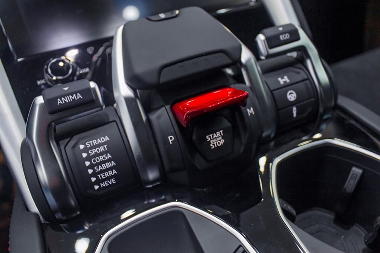 Hãng siêu xe Lamborghini trang bị đến 6 chế độ lái cho siêu SUV Urus và gọi là Anima. Ngoài 3 chế độ lái quen thuộc trên các siêu xe như Strada (đường phố), Sport (thể thao), Corsa (đường đua), siêu SUV Urus còn có thêm 3 chế độ lái khác là Sabbia (đường cát), Terra (việt dã) và Neve (tuyết).