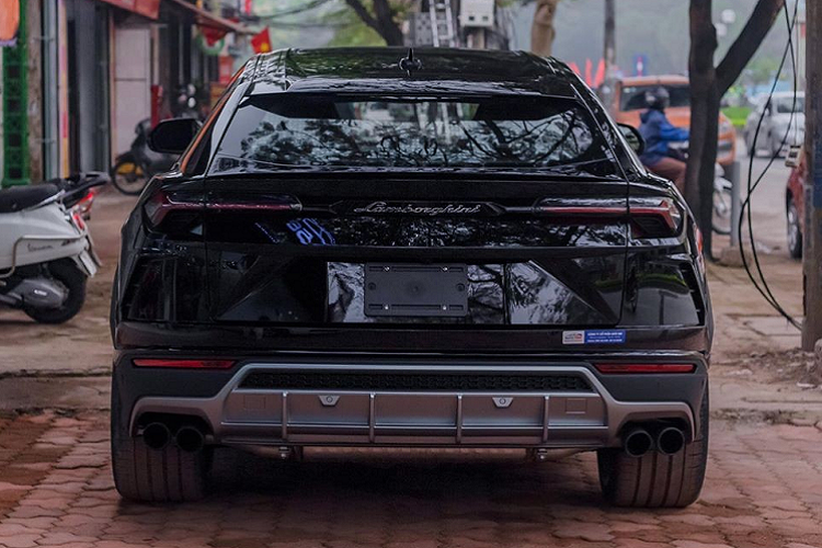 Đối lập ngoại thất sơn màu đen, chiếc siêu SUV Lamborghini Urus của chồng siêu mẫu Ngọc Thạch còn có các chi tiết sơn màu bạc đối lập, bên cạnh đó là cặp ống xả kép của xe sơn đen nhám.