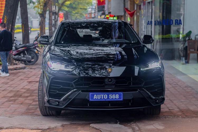 Số lượng dòng xe siêu SUV Lamborghini Urus đang có mặt tại Việt Nam đã nâng lên con số 8 sau khi một chiếc Lamborghini Urus màu đen được khui công vào chiều ngày 11/3/2020. Chiếc Lamborghini Urus này thuộc sở hữu của Đỗ Bình Dương, hay còn gọi là Dương Kon, chồng của siêu mẫu Ngọc Thạch.