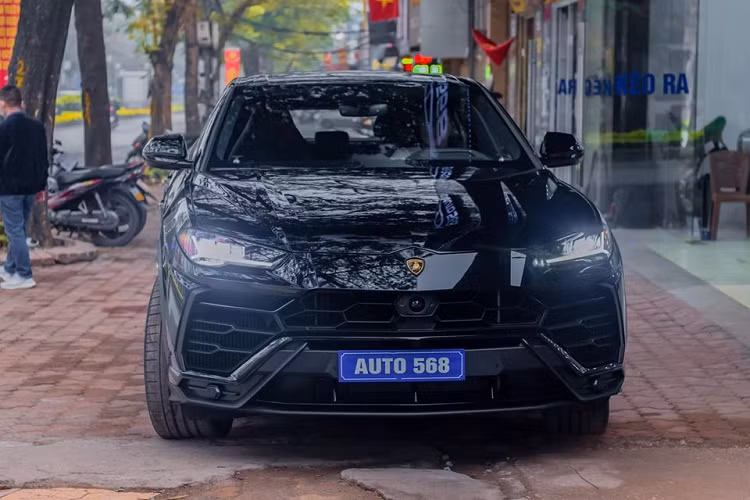 Số lượng dòng xe siêu SUV Lamborghini Urus đang có mặt tại Việt Nam đã nâng lên con số 8 sau khi một chiếc Lamborghini Urus màu đen được khui công vào chiều ngày 11/3/2020. Chiếc Lamborghini Urus này thuộc sở hữu của Đỗ Bình Dương, hay còn gọi là Dương Kon, chồng của siêu mẫu Ngọc Thạch.