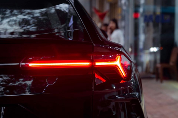 Cận cảnh đèn hậu LED hình chữ Y nằm ngang của siêu SUV Lamborghini Urus có thiết kế vay mượn từ mẫu siêu xe Lamborghini Aventador.