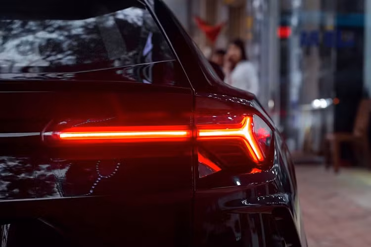 Cận cảnh đèn hậu LED hình chữ Y nằm ngang của siêu SUV Lamborghini Urus có thiết kế vay mượn từ mẫu siêu xe Lamborghini Aventador.