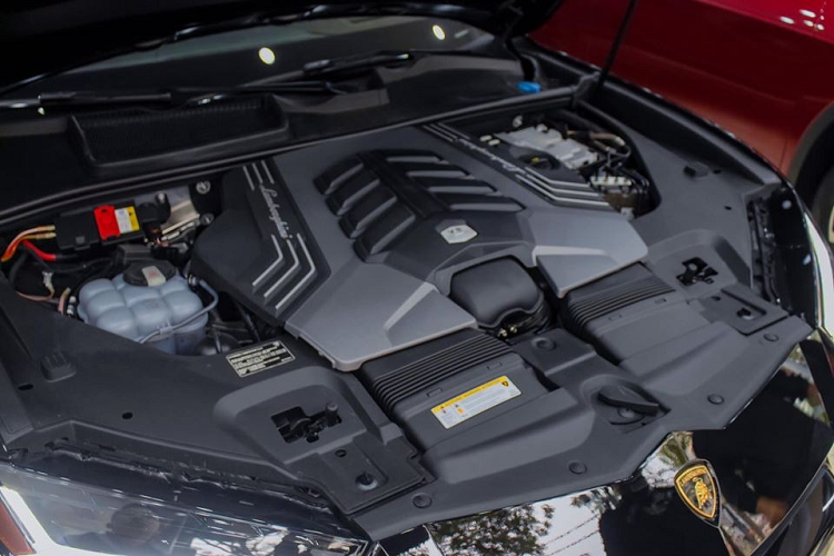 Lamborghini Urus là chiếc SUV nhanh nhất thế giới hiện tại. Mẫu xe này được trang bị động cơ xăng V8, tăng áp kép, dung tích 4.0 lít, sản sinh công suất tối đa 650 mã lực và mô-men xoắn cực đại 850 Nm.