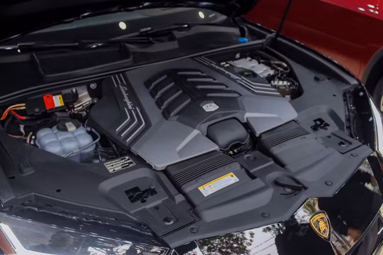 Lamborghini Urus là chiếc SUV nhanh nhất thế giới hiện tại. Mẫu xe này được trang bị động cơ xăng V8, tăng áp kép, dung tích 4.0 lít, sản sinh công suất tối đa 650 mã lực và mô-men xoắn cực đại 850 Nm.