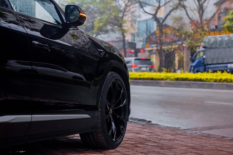 Ngoài ra, chiếc siêu SUV Lamborghini Urus của Dương Kon còn sở hữu bộ mâm 23 inch mang tên gọi Taigete sơn màu đen Shiny Black giống với Lamborghini Urus của con trai Bầu Hiển. Hiện tại Việt Nam chỉ có đúng 2 chiếc Lamborghini Urus mang bộ mâm Taigete.