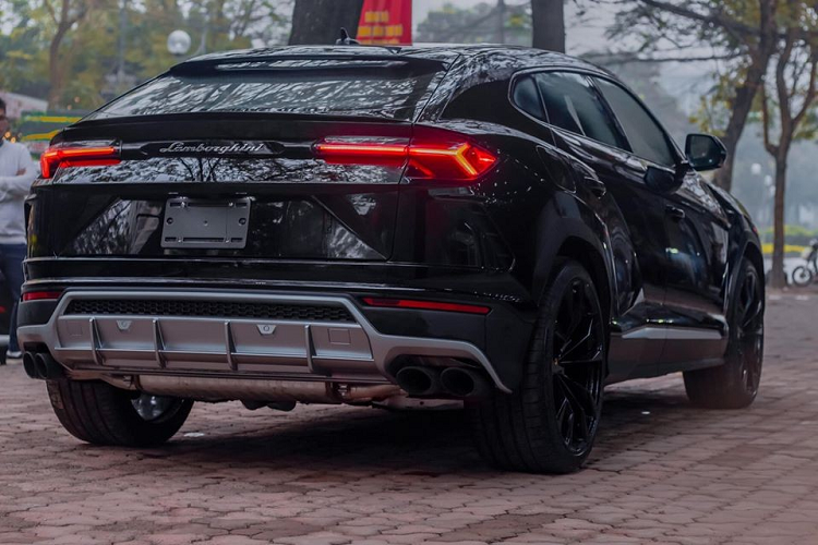 Hiện số xe Lamborghini Urus đang có mặt tại Việt Nam theo diện nhập khẩu không chính hãng và chính hãng đã ngang bằng nhau. 4 chiếc Lamborghini Urus không chính hãng có màu vàng (2 chiếc), xanh và đen.