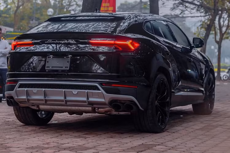 Hiện số xe Lamborghini Urus đang có mặt tại Việt Nam theo diện nhập khẩu không chính hãng và chính hãng đã ngang bằng nhau. 4 chiếc Lamborghini Urus không chính hãng có màu vàng (2 chiếc), xanh và đen.