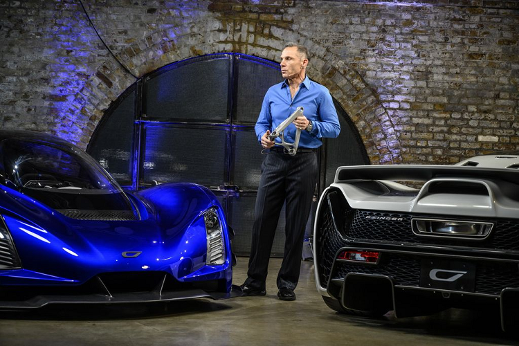 Trong đó, chiếc màu xanh chính là phiên bản Trọng lượng nhẹ, chuyên dụng cho Đường đua với một số trang bị bao gồm bộ chia trước, các vây bên và cánh lướt gió cỡ lớn phía sau trong khi chiếc màu trắng chỉ xuất hiện với cấu hình “cơ bản”.