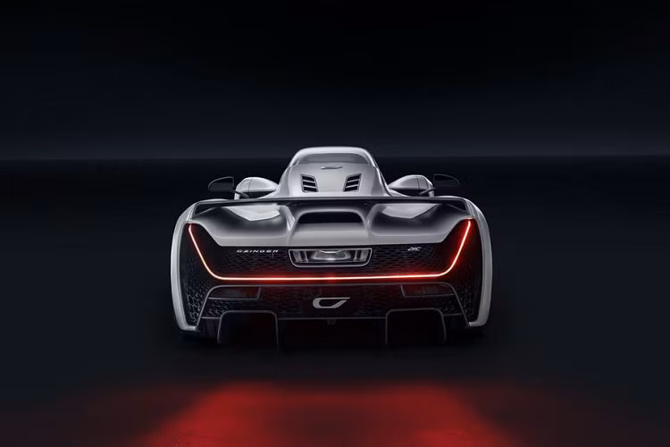 Trong đó, một hộp số được tinh chỉnh tối ưu hóa cho đường đua trong khi hệ thống còn lại mang thiên hướng sử dụng trong điều kiện thường. Ngoài con số công suất đầy ấn tượng, trọng lượng của 21C cũng gây bất ngờ khi chỉ dưới mức 1200 kg.