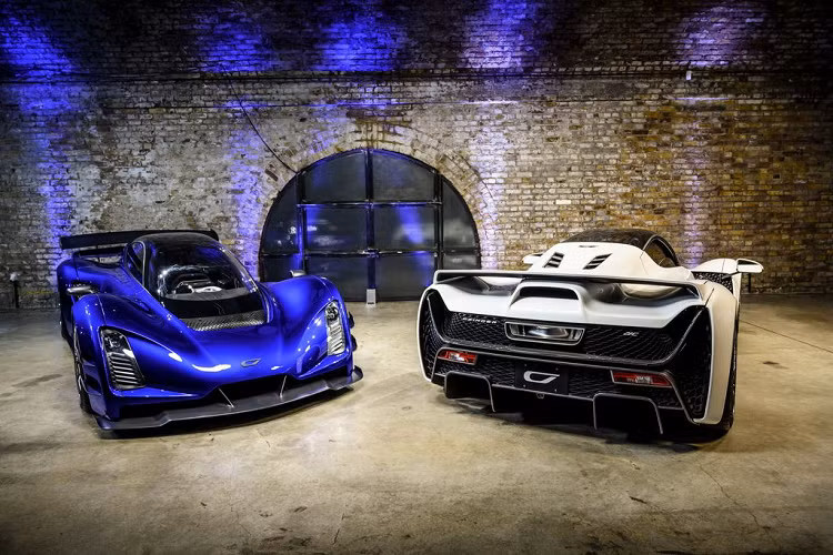 Tại sự kiện, người sáng lập kiêm Giám đốc điều hành công ty - Kevin đã có bài phát biểu bên cạnh 2 model của siêu xe Czinger 21C, một trong màu sơn xanh dương và chiếc còn lại xuất hiện với lớp áo trắng.