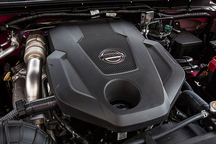 Ở nhiều thị trường khác như Thái Lan, Nissan đã dùng động cơ dầu 4cy 2.3L tăng áp kép này cho thế hệ Terra hiện tại ngay từ rất sớm, trước khi được mang lên dòng bán tải Navara 2021. Tuy nhiên, Nissan Terra phiên bản hiện tại ở thị trường Việt lại dùng động cơ xăng 4cyl 2.5L, bản máy Dầu 2.5 lại số sàn.