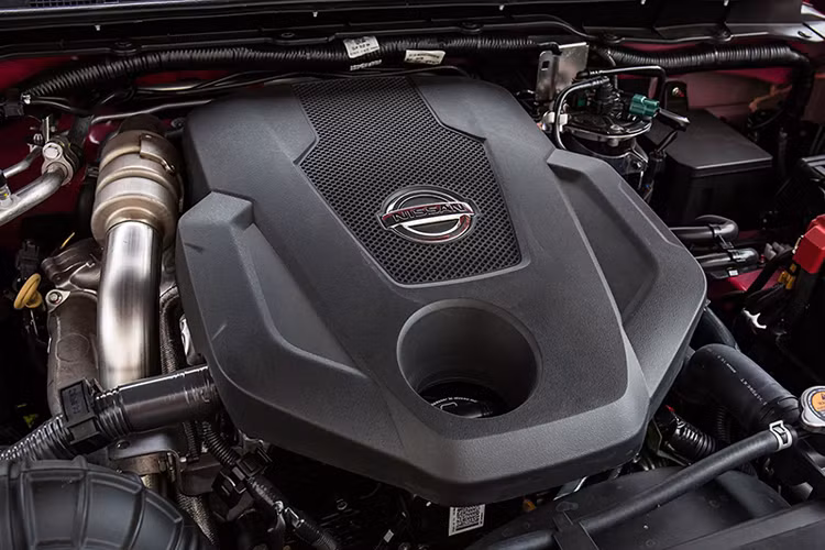 Ở nhiều thị trường khác như Thái Lan, Nissan đã dùng động cơ dầu 4cy 2.3L tăng áp kép này cho thế hệ Terra hiện tại ngay từ rất sớm, trước khi được mang lên dòng bán tải Navara 2021. Tuy nhiên, Nissan Terra phiên bản hiện tại ở thị trường Việt lại dùng động cơ xăng 4cyl 2.5L, bản máy Dầu 2.5 lại số sàn.