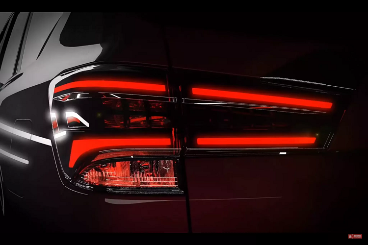 Đáng chú ý, mặc dù là phiên bản nâng cấp, nhưng Nissan sẽ thay đổi cả nội thất của Terra 2021. Nâng cấp không đơn giản là thay đổi vô lăng như Navara 2021, mà thay đổi toàn bộ thiết kế bảng điều khiển trung tâm (táp-lô) bao gồm cửa gió điều hoà, đồng hồ hỗ trợ lái, hộc để đồ phía trước, màn hình giải trí trung tâm mà phiên bản cũ nhận nhiều ý kiến đánh giá thiết kế chưa thật sự hấp dẫn.