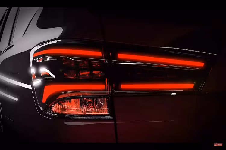 Đáng chú ý, mặc dù là phiên bản nâng cấp, nhưng Nissan sẽ thay đổi cả nội thất của Terra 2021. Nâng cấp không đơn giản là thay đổi vô lăng như Navara 2021, mà thay đổi toàn bộ thiết kế bảng điều khiển trung tâm (táp-lô) bao gồm cửa gió điều hoà, đồng hồ hỗ trợ lái, hộc để đồ phía trước, màn hình giải trí trung tâm mà phiên bản cũ nhận nhiều ý kiến đánh giá thiết kế chưa thật sự hấp dẫn.