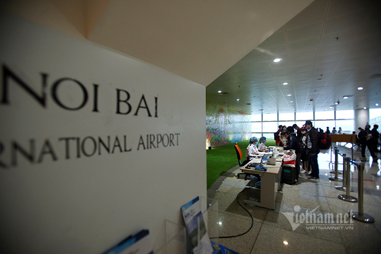 Hành khách ngoài làm thủ tục như thường lệ còn phải khai báo y tế bắt buộc tại sân bay. Tất cả khách nhập cảnh từ Mỹ, các nước châu Âu và các nước ASEAN đều phải cách ly tập trung. Ngày 19/3, sân bay Nội Bài đón hơn 1.000 khách quốc tế nhập cảnh vào Việt Nam 