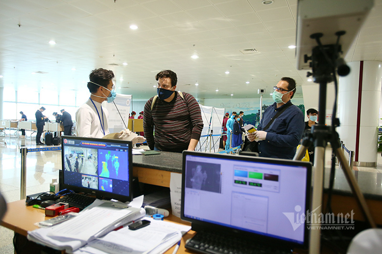 Những người có hộ chiếu ngoại giao, hộ chiếu công vụ cũng phải đi qua máy đo thân nhiệt và khai báo y tế. Tuỳ từng trường hợp cụ thể, Cục Xuất nhập cảnh có thể yêu cầu cách ly 14 ngày hoặc không