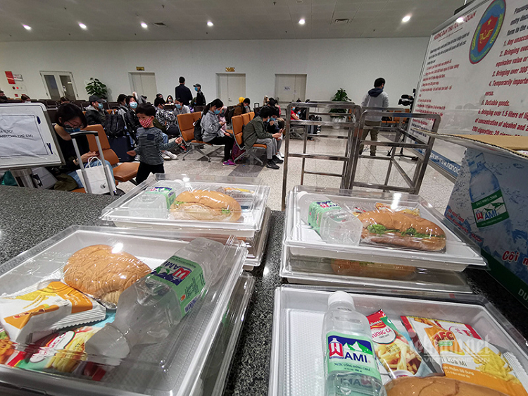 Mỗi ngày có khoảng 500 xuất ăn miễn phí dành cho người nhập cảnh trong thời gian chờ đưa đi cách ly 