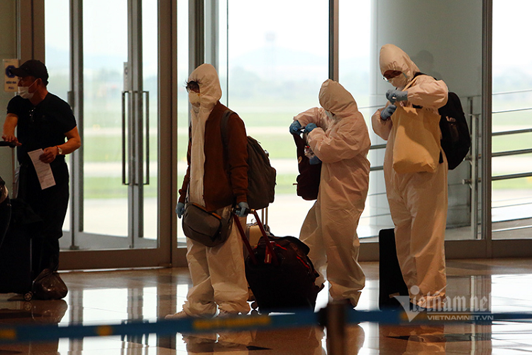 Nhiều hành khách tự trang bị đồ bảo hộ y tế trong suốt hành trình bay và cả khi làm thủ tục nhập cảnh 
