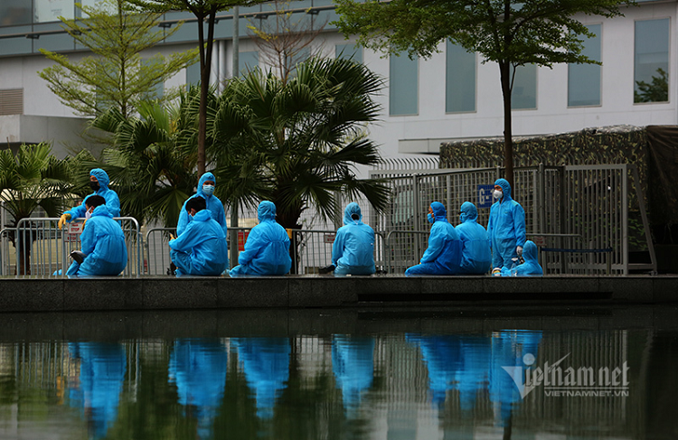 Bộ đội Bộ tư lệnh Thủ đô đảm nhận vận chuyển khách nhập cảnh đến địa điểm cách ly. Các chiến sĩ Bộ tư lệnh Thủ đô nghỉ ngơi tại chỗ sau mỗi chuyến xe 