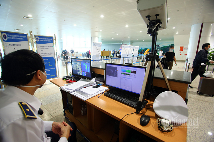 Mỗi khu vực làm thủ tục nhập cảnh có 2 thiết bị đo thân nhiệt 