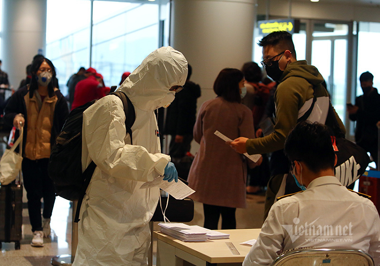 Hành khách nhập cảnh điền thông tin cá nhân vào tờ khai y tế bắt buộc