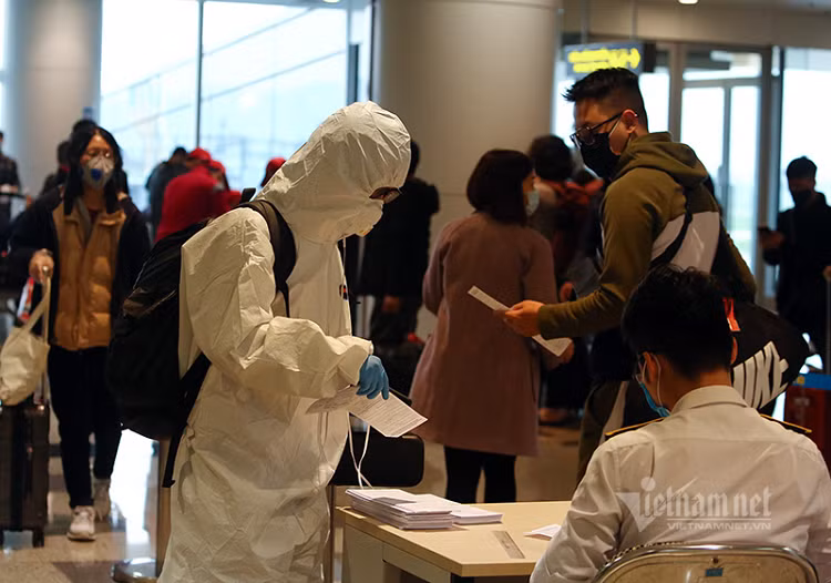 Hành khách nhập cảnh điền thông tin cá nhân vào tờ khai y tế bắt buộc