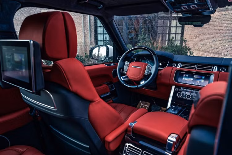 Thay vì sử dụng cửa xe nguyên bản, Niels van Roij đã tinh tế thiết kế cho Adventum Coupe hai cửa xe không viền, hiện đại và thể thao hơn.