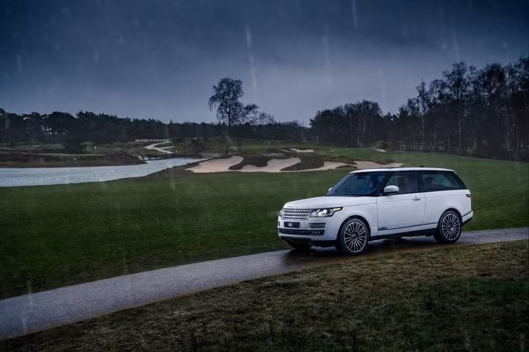 Vào năm 2018, Land Rover tạo cơn sốt khi ra mắt chiếc Range Rover SV Coupe mới hai cửa tại Geneva Motorshow. Chiếc xe độc đáo này nhanh chóng bán được hết 999 chiếc với giá 295.000 USD, tuy nhiên, vì một số lý do về kinh tế, hãng đã phải hủy bỏ phiên bản này của Range Rover để tập trung vào những mẫu xe chủ lực hơn.