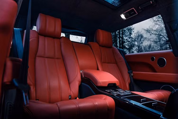 Thân xe được sử dụng nền tảng nhôm D7 gia cường, tạo độ vững chắc đáng tin cậy. Mỗi tấm thân xe được Bas von Roomen gia công hoàn toàn bằng tay. Một số chi tiết khác được giữ nguyên từ Range Rover năm cửa tiêu chuẩn, như cản trước, đầu xe, nắp ca-pô và cửa sau.