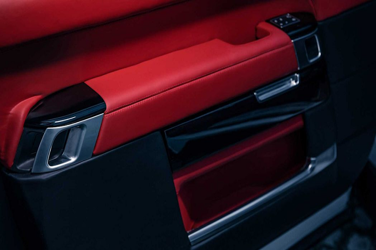 Nội thất cũng sẽ được ốp gỗ tếch hoàn thiện thủ công ở nhiều vị trí nếu khách hàng muốn. Hãng cũng sẽ cung cấp nhiều tùy chọn sang trọng không thua kém những tùy chọn đến từ Land Rover là bao.